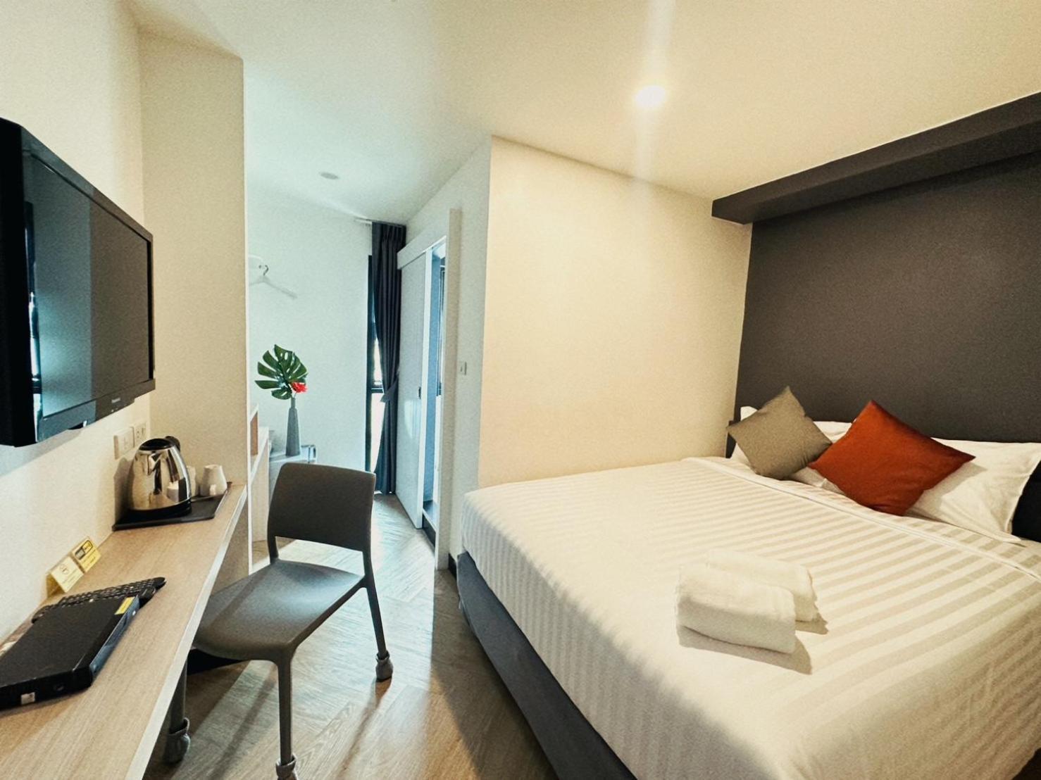 14 Sathorn Hotel No-Parking Bangkok Exterior photo