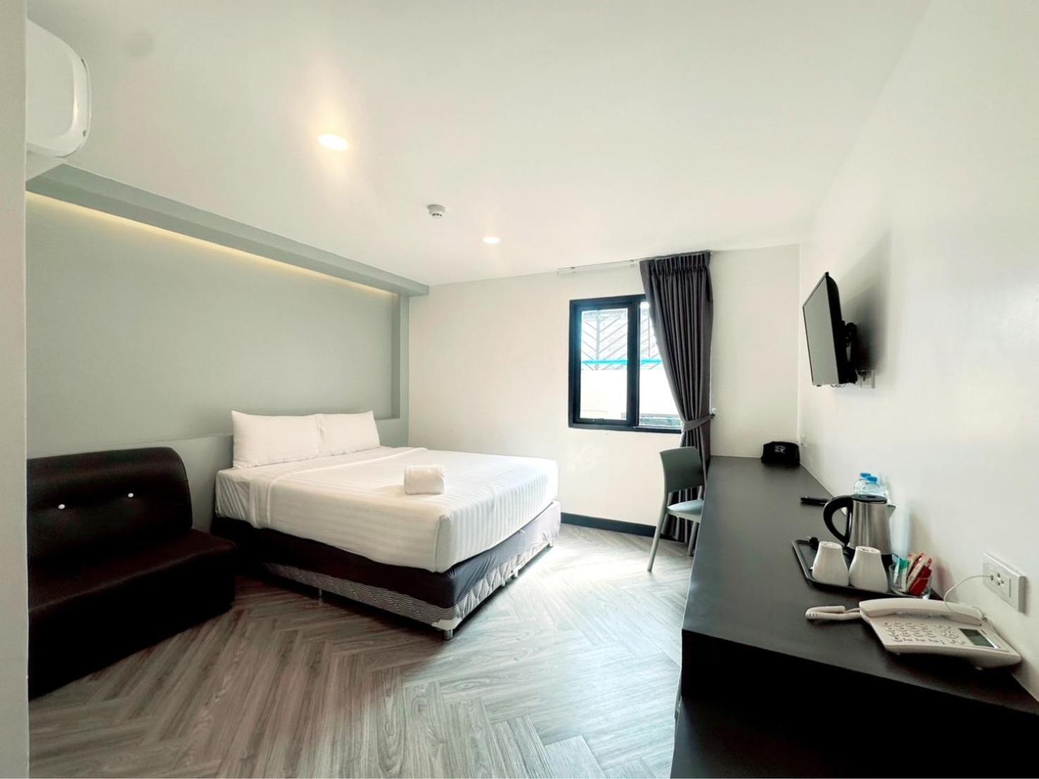 14 Sathorn Hotel No-Parking Bangkok Exterior photo